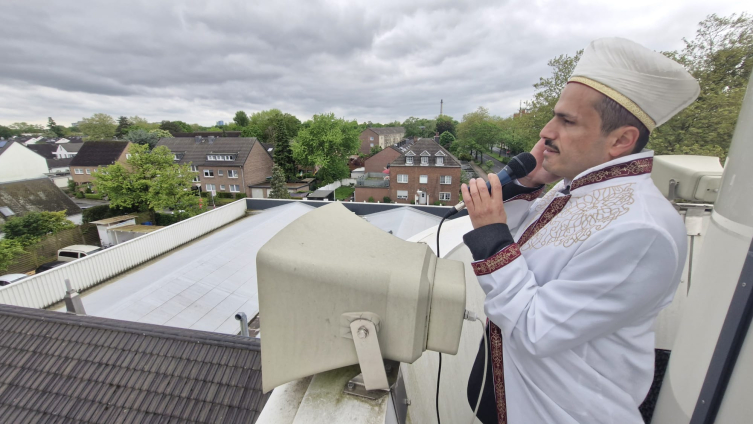 Almanya'nın Krefeld kentinde cuma günleri minareden ezan okunmaya başlandı